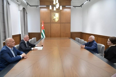 Аҳәынҭқарра ахада Бадра Гәынба идикылеит Хьыбла Гьерзмааԥҳаи Владимир Спивакови