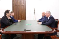 Президент Абхазии Бадра Гунба провел встречу с народным артистом России и Абхазии Евгением Князевым