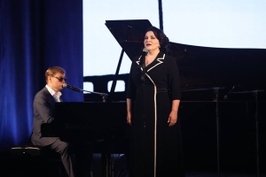 Хибла Герзмава и Олег Аккуратов исполнили советские хиты в Сухуме